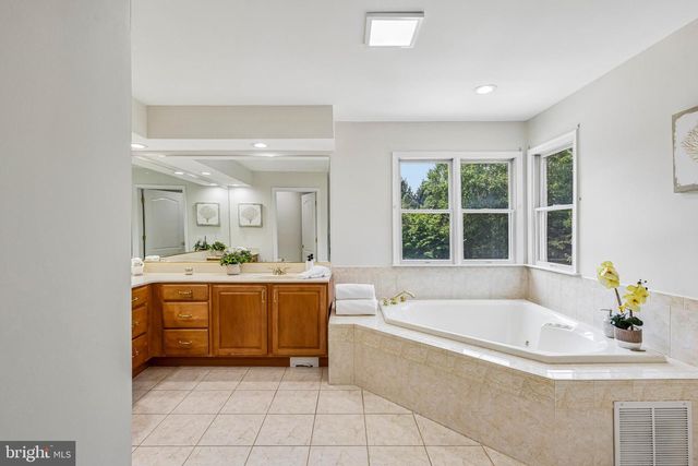 4 GOLDFINCH CT, Plainsboro, NJ 08536