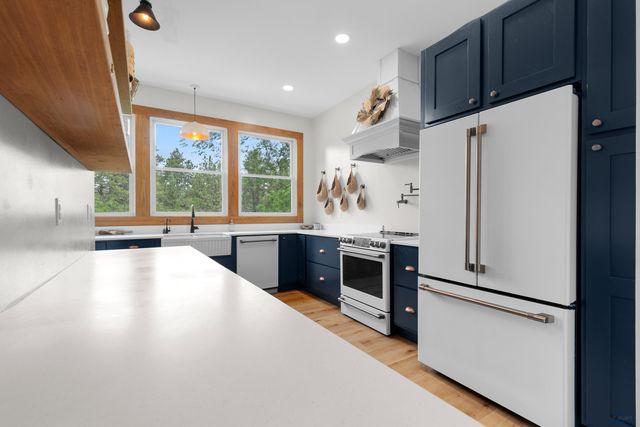 1820 SUMMIT, Hot Spring, SD 57747