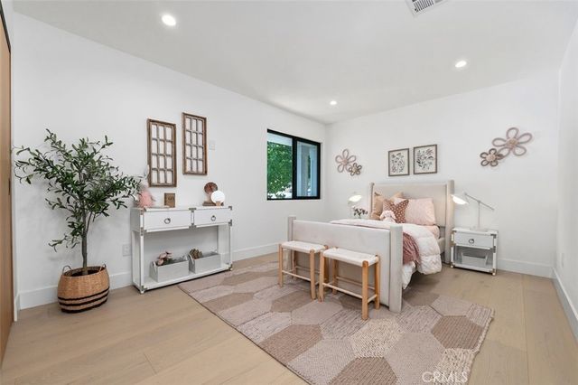 24621 Calvert Street, Woodland Hills, CA 91367