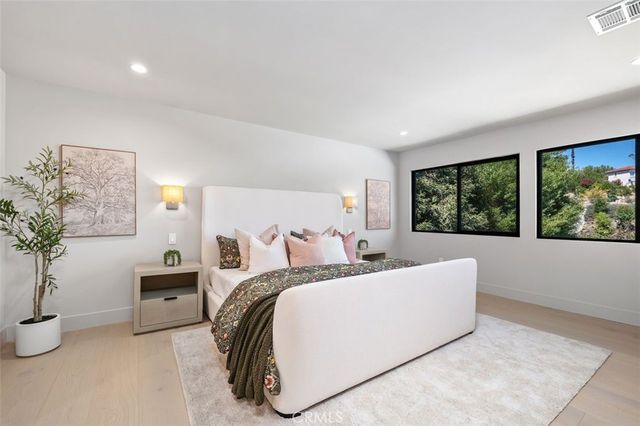 24621 Calvert Street, Woodland Hills, CA 91367