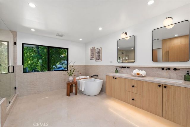 24621 Calvert Street, Woodland Hills, CA 91367