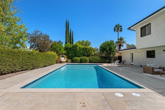 24621 Calvert Street, Woodland Hills, CA 91367