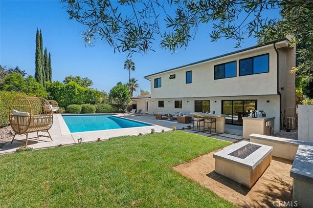 24621 Calvert Street, Woodland Hills, CA 91367