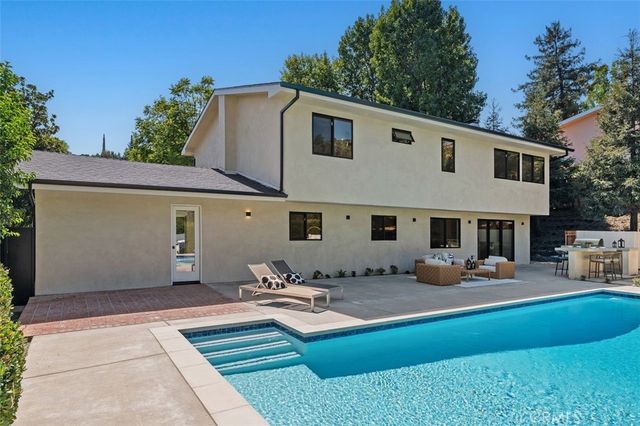 24621 Calvert Street, Woodland Hills, CA 91367