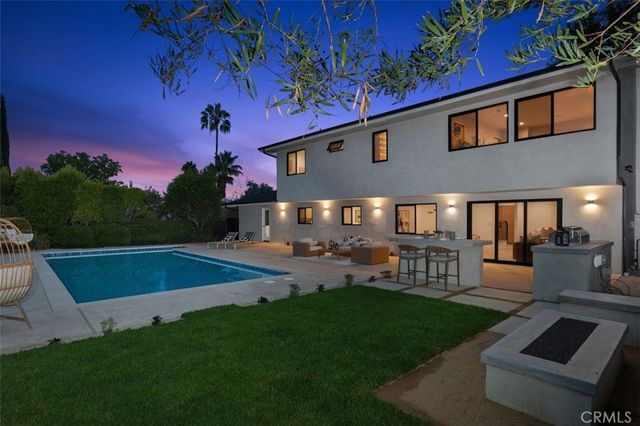 24621 Calvert Street, Woodland Hills, CA 91367