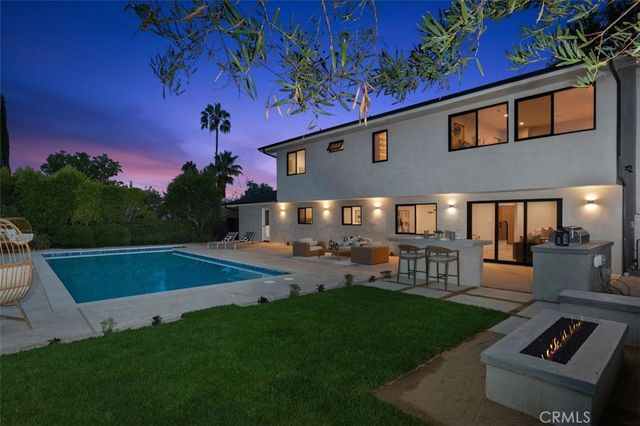24621 Calvert Street, Woodland Hills, CA 91367