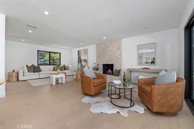24621 Calvert Street, Woodland Hills, CA 91367