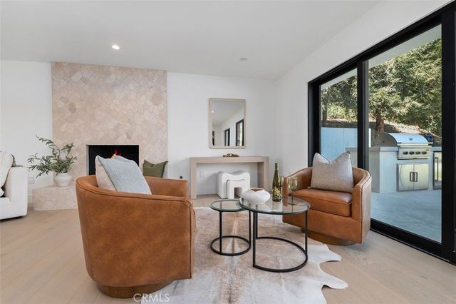 24621 Calvert Street, Woodland Hills, CA 91367