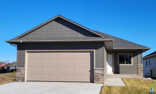 7504 W Flowerfields Pl, Sioux Falls, SD 57106
