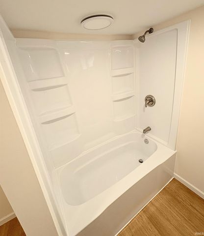 21 Yvonna Street, Leesburg, IN 46538