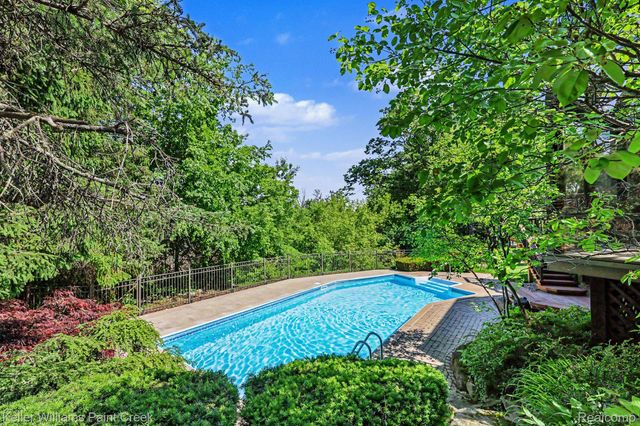 1432 Oakmont Court, Orion Charter Township, MI 48362