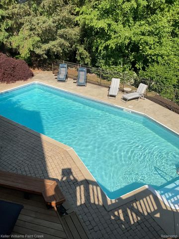 1432 Oakmont Court, Orion Charter Township, MI 48362