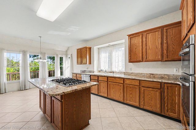 1432 Oakmont Court, Orion Charter Township, MI 48362