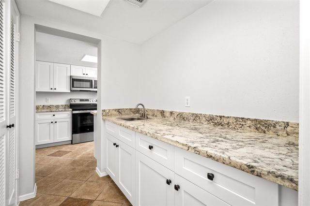 2238 S Piney Point Road 102, Houston, TX 77063