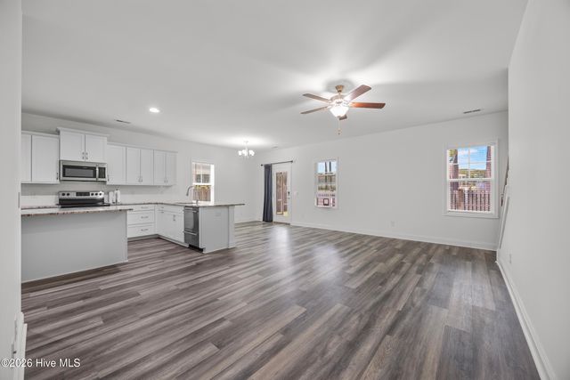 604 Jasmine Way, Burgaw, NC 28425