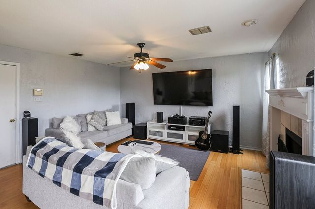 2812 N Hampton Drive, Grand Prairie, TX 75052