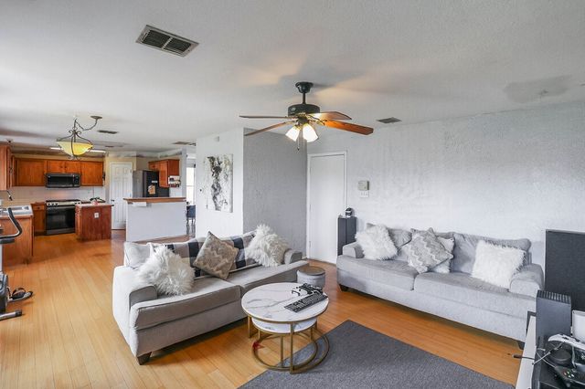 2812 N Hampton Drive, Grand Prairie, TX 75052