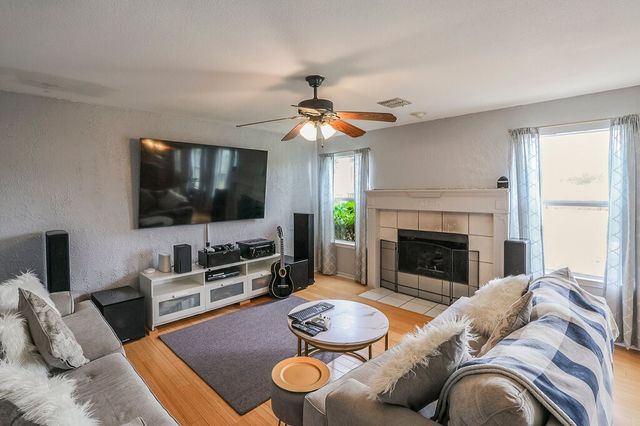 2812 N Hampton Drive, Grand Prairie, TX 75052