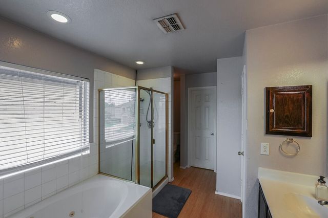 2812 N Hampton Drive, Grand Prairie, TX 75052
