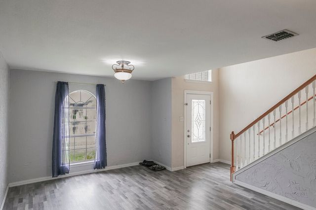2812 N Hampton Drive, Grand Prairie, TX 75052