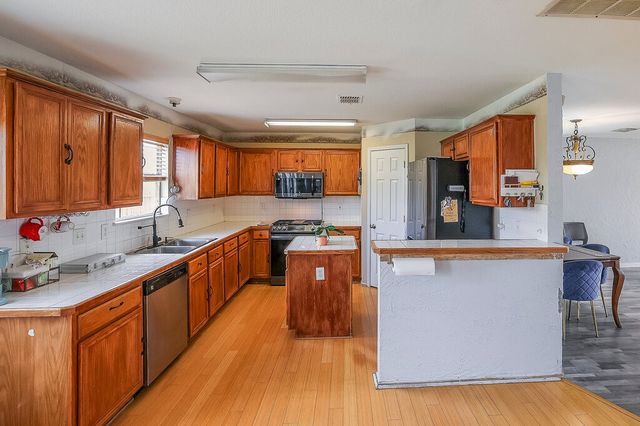 2812 N Hampton Drive, Grand Prairie, TX 75052