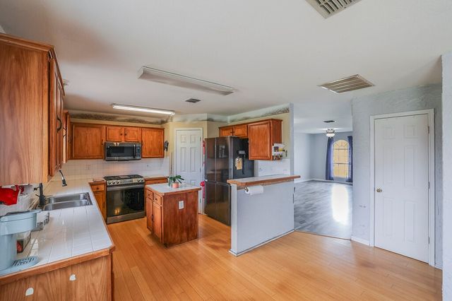 2812 N Hampton Drive, Grand Prairie, TX 75052
