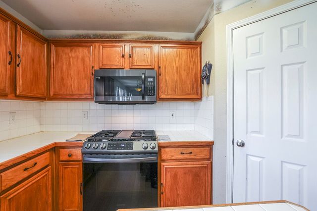 2812 N Hampton Drive, Grand Prairie, TX 75052