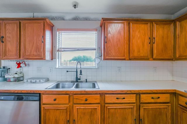 2812 N Hampton Drive, Grand Prairie, TX 75052