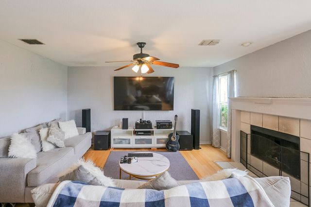 2812 N Hampton Drive, Grand Prairie, TX 75052