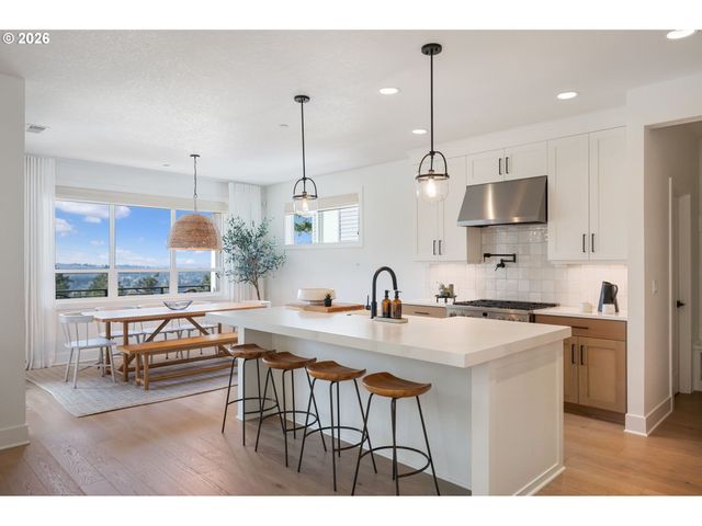 3724 Sw HILLSIDE Dr, Portland, OR 97221