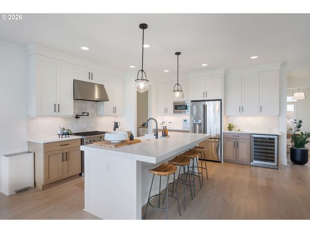 3724 Sw HILLSIDE Dr, Portland, OR 97221