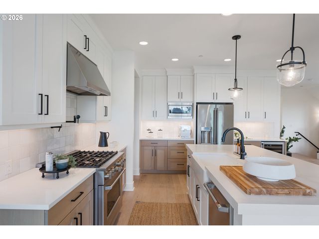 3724 Sw HILLSIDE Dr, Portland, OR 97221