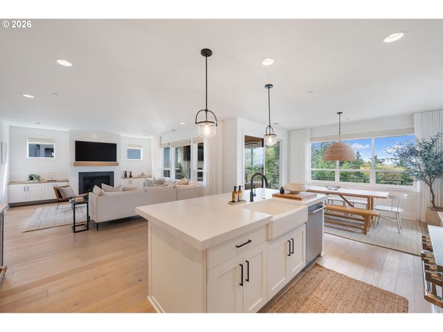 3724 Sw HILLSIDE Dr, Portland, OR 97221