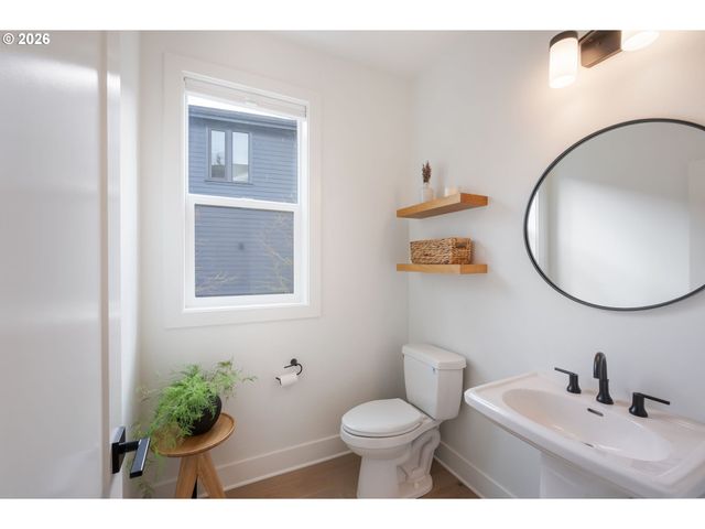 3724 Sw HILLSIDE Dr, Portland, OR 97221