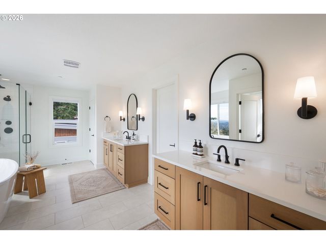 3724 Sw HILLSIDE Dr, Portland, OR 97221