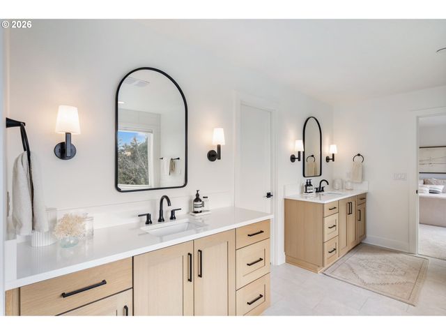 3724 Sw HILLSIDE Dr, Portland, OR 97221