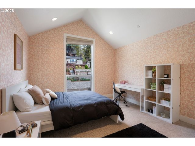 3724 Sw HILLSIDE Dr, Portland, OR 97221