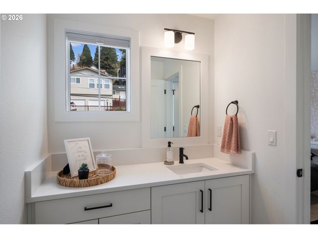 3724 Sw HILLSIDE Dr, Portland, OR 97221