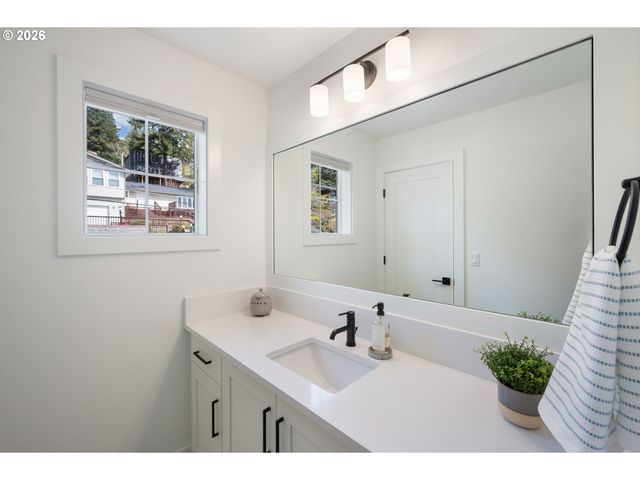 3724 Sw HILLSIDE Dr, Portland, OR 97221