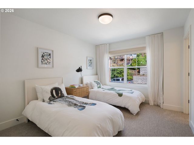 3724 Sw HILLSIDE Dr, Portland, OR 97221