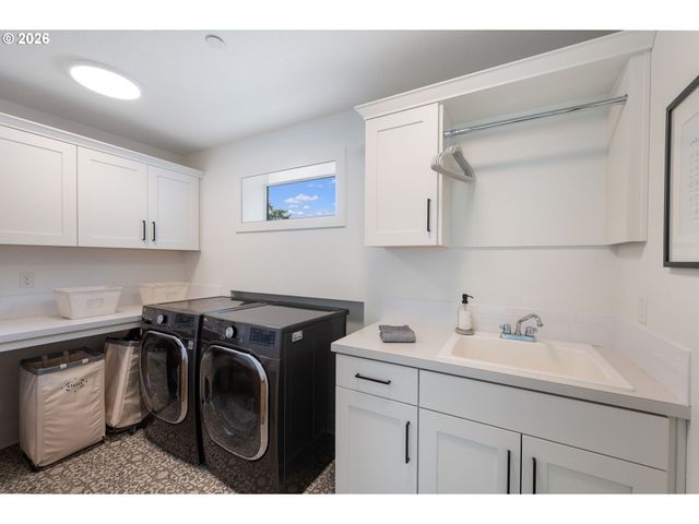 3724 Sw HILLSIDE Dr, Portland, OR 97221