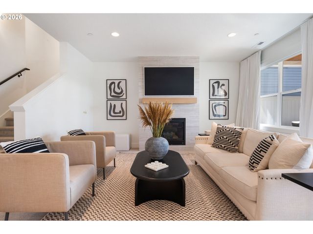 3724 Sw HILLSIDE Dr, Portland, OR 97221