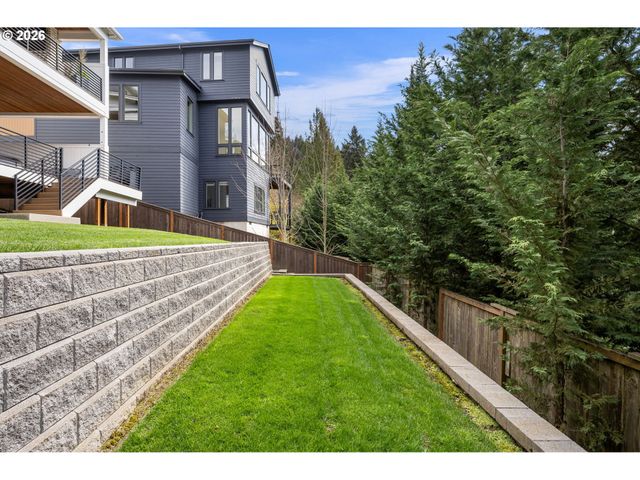 3724 Sw HILLSIDE Dr, Portland, OR 97221