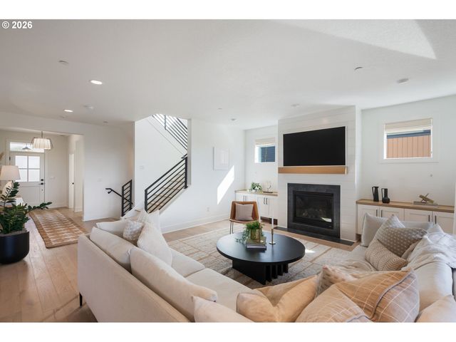 3724 Sw HILLSIDE Dr, Portland, OR 97221