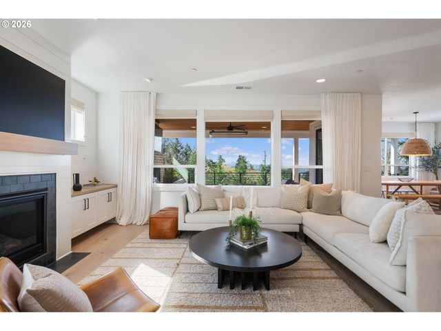 3724 Sw HILLSIDE Dr, Portland, OR 97221