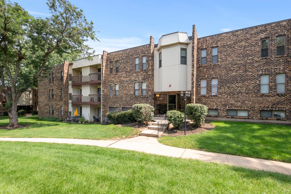 2210 Country Club Drive 2, Woodridge, IL 60517