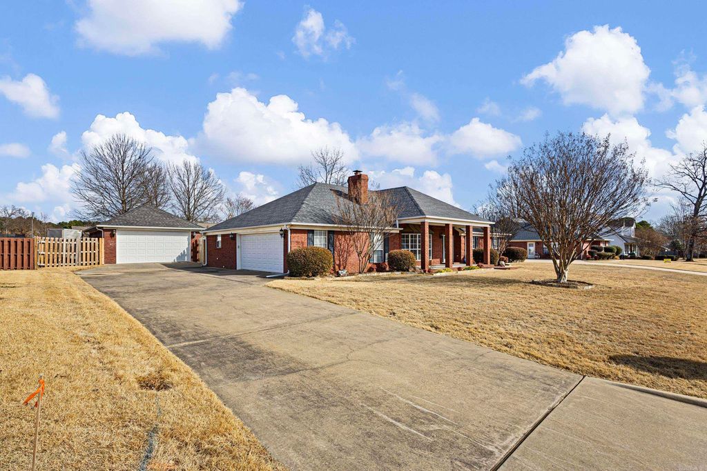 2310 W 7th Street, Russellville, AR 72801