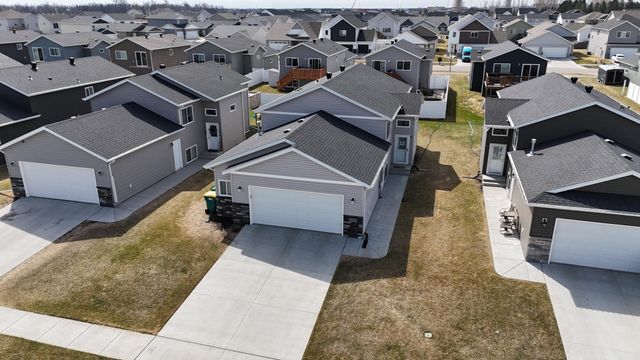 6726 69th Avenue S, Horace, ND 58047