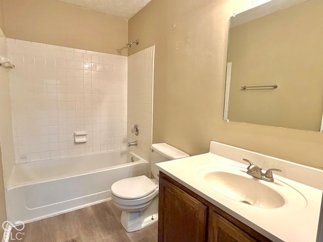 530 Quail Run, Greenwood, IN 46142