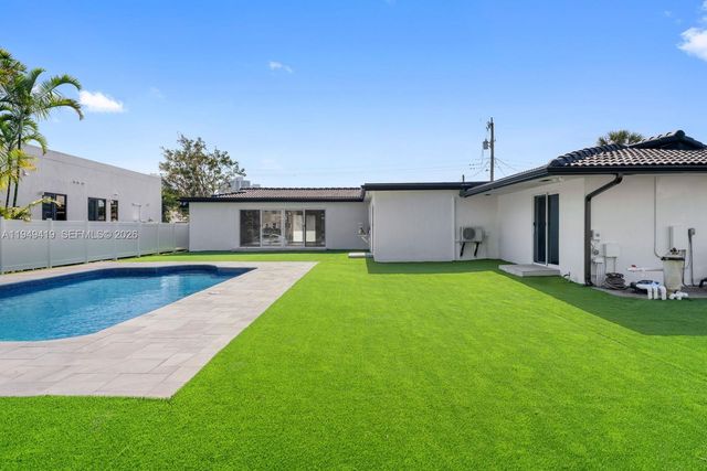 430 Tamarind Dr, Hallandale Beach, FL 33009